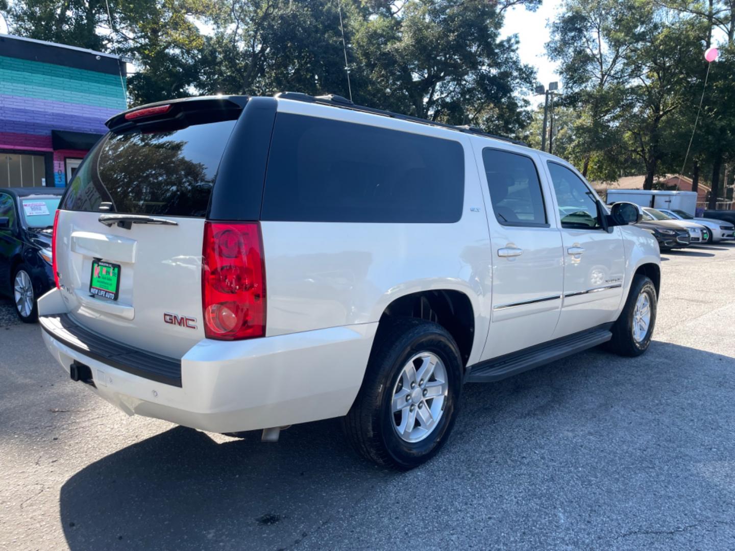 2012 WHITE GMC YUKON XL 1500 SLT (1GKS1LE07CR) with an 5.3L engine, Automatic transmission, located at 5103 Dorchester Rd., Charleston, SC, 29418-5607, (843) 767-1122, 36.245171, -115.228050 - Photo#6